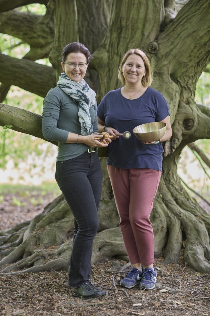 Nadine Rau und Marcella Toby vor einem alten Baum in der Kasseler Aue